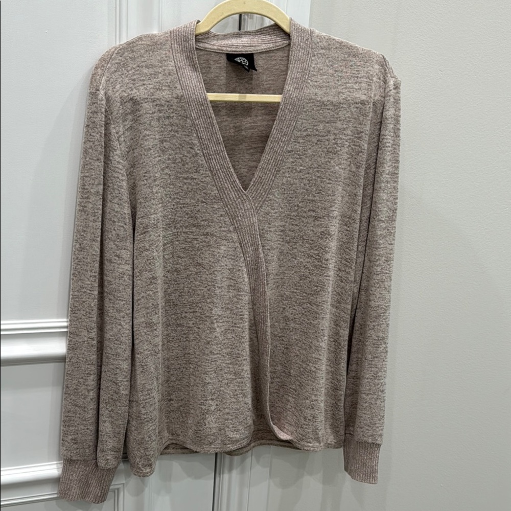 Bobeau Women's Heathered Oatmeal V-Neck Top Size M
